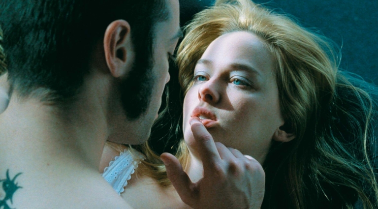 Najlepsze książki o seksie, które warto zabrać ze sobą na letni wyjazd