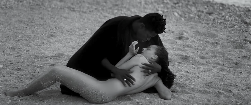 Sasha Lane jako syrena, Delikatny wokal Mosesa Sumneya