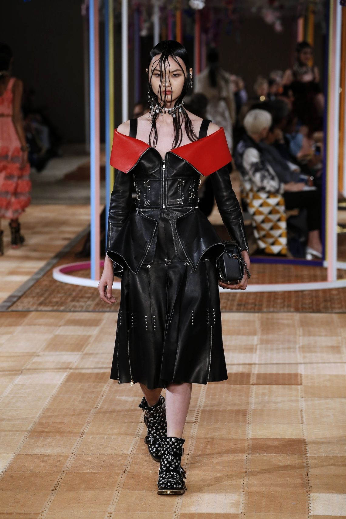 W tym pokazie było coś z bajki i coś z pornografii. Piękny pokaz Alexandra McQueena