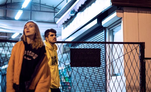 Divines stworzyli klip z instagramowych Stories. Electropopowy duet pokazuje codzienność i nocne życie Warszawy