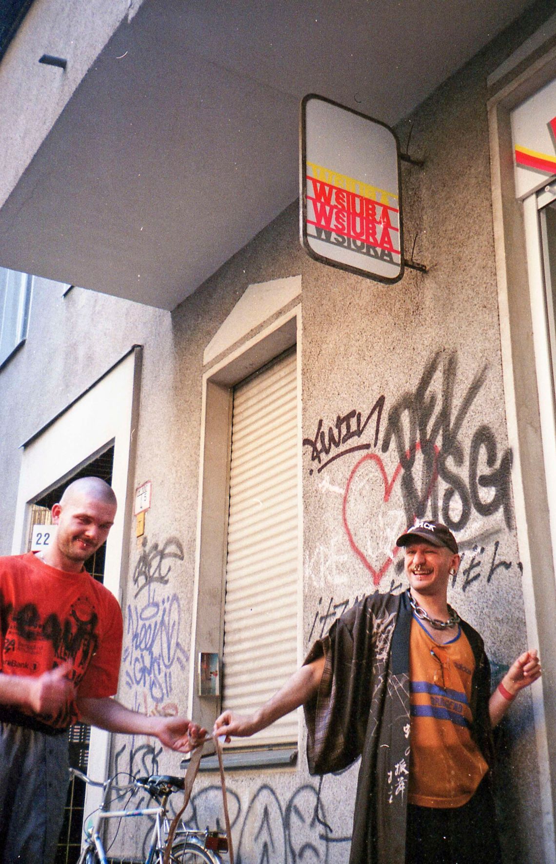 Niektórzy myślą, że skoro wyprowadziłem się do Berlina, to pewnie param się prostytucją i dilerką. Właściwie mają rację – opowiada Grzegorz Matląg