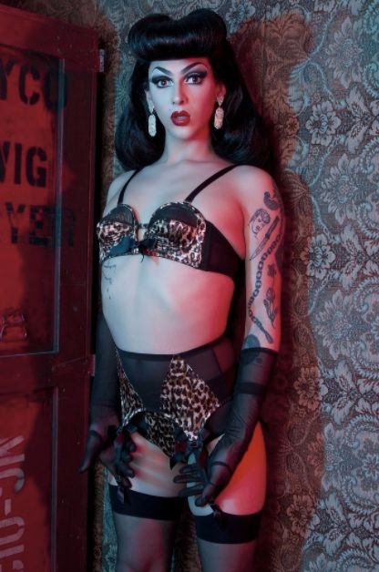 Ekskluzywną damską bieliznę Bettie Page reklamuje mężczyzna! Violet Chachki to zwyciężczyni RuPaul's Drag Race