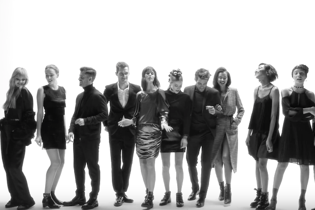 Irina Shayk, Jon Kortajarena, Jourdan Dunn i Adwoa Aboah śpiewają "Jingle Bells"