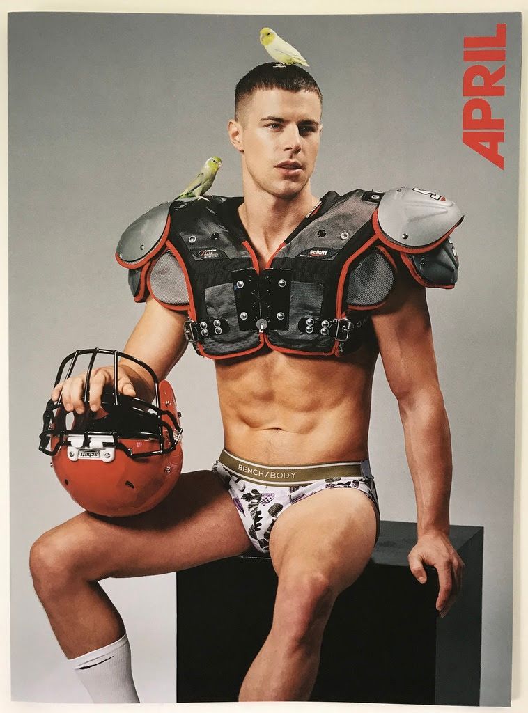 Atletyczni, półnadzy sportowcy pozują ze zwierzętami. Kalendarz VMAN jest superHOT