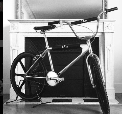 Dior wypuścił piękny, czarujący, luksusowy czarno-srebrny rower. Cudowny BMX kosztuje....