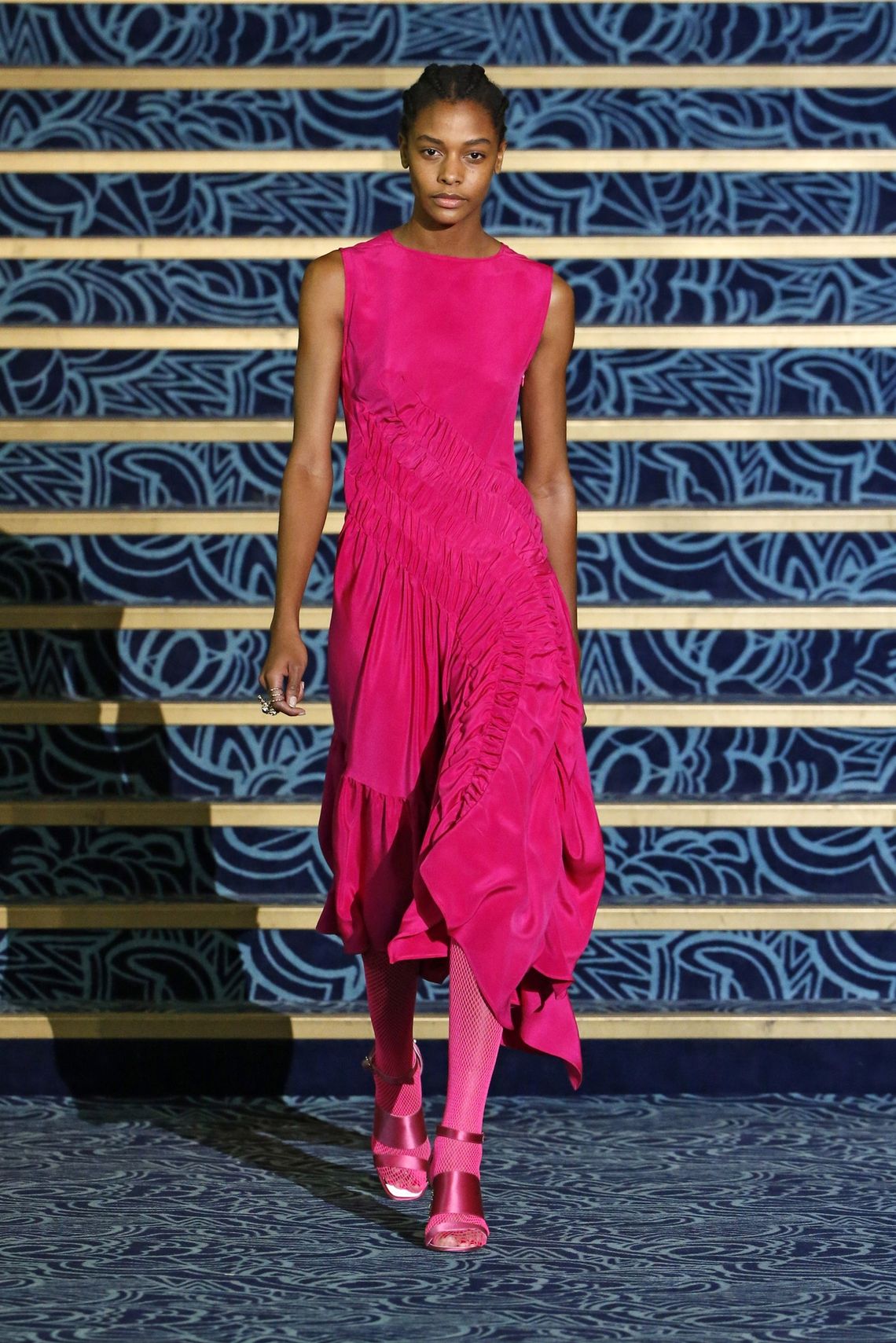 Paryska moda powstaje pod wpływem brudnej, biednej i różnorodnej ulicy. Powstaje też w klubach nocnych