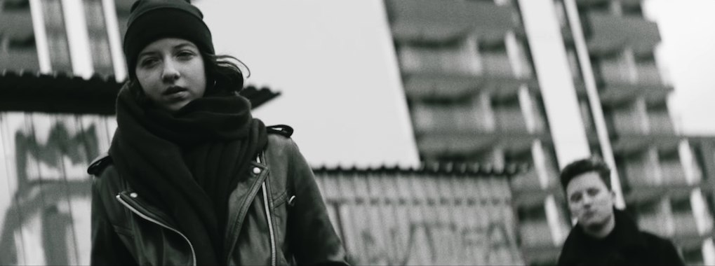 Fisz Emade Tworzywo w oldskulowym stylu. W klipie wystąpiły gwiazdy alternatywy