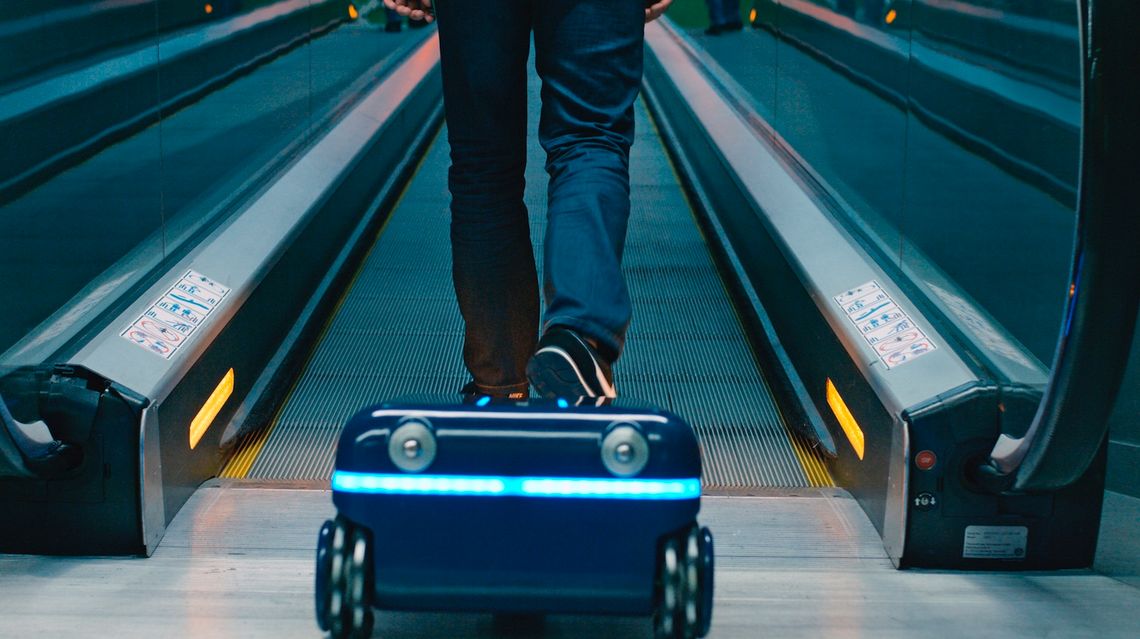 Walizka, która sama podąża za człowiekiem? To możliwe.