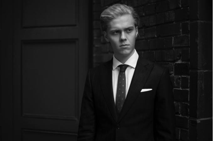 "Pomiędzy słowami" to opowieść o skomplikowanej relacji ojciec-syn. W rolach głównych Chyra, Gierszał i Wasilewska