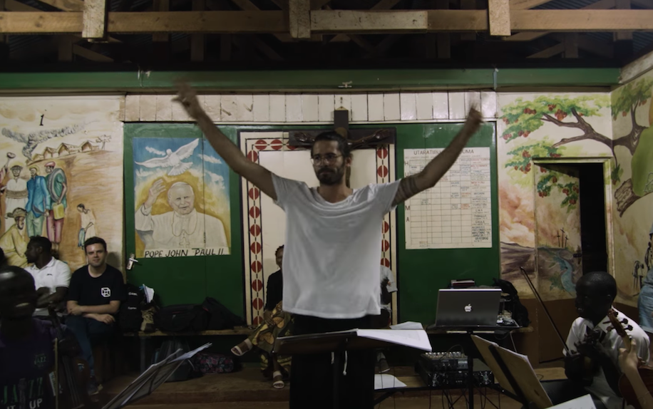 Radzimir Dębski (JIMEK) poleciał do Kenii i wykonał z dziecięcą orkiestrą słynną „Historię Hip-Hopu”