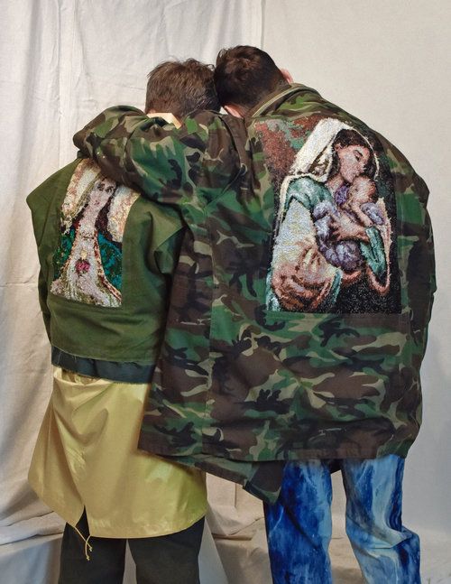 Pięknie haftowane Matki Boskie i homoseksualne małżeństwo. R.Swiader stworzył kolekcję o religii, wojnie i miłości