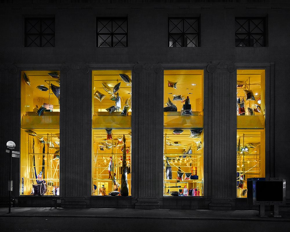 W sklepie Calvin Klein pokazano instalację nawiązującą do słynnych "Srebrnych chmur" Andy'ego Warhola. W butiku lewitują chmury