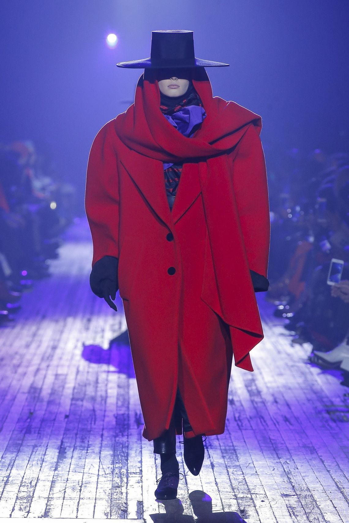 Przepiękny pokaz Marca Jacobsa – mroczny, manieryczny, w starym stylu