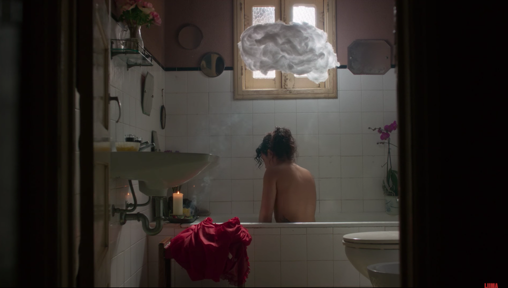 Rozkosze samotnych chwil, pełnych seksualnego napięcia, w klipie Liima