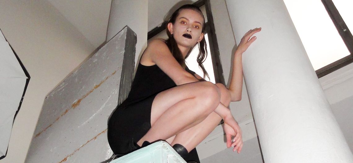 Acephala stworzyła ubrania do pisania mejli w łóżku. Marka drwi ze stereotypów