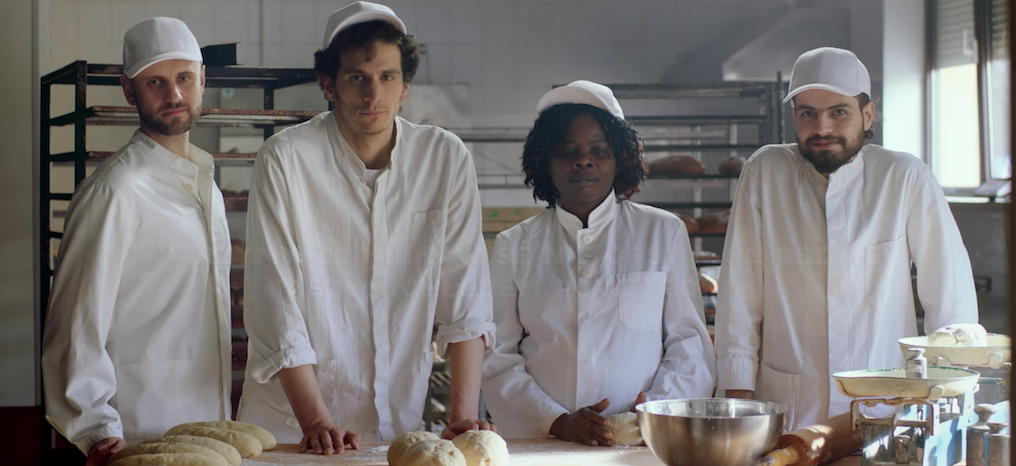 Gej, muzułmanin, Żyd i uchodźcy piekli chleb w osiedlowej piekarni. Klienci reagowali... różnie