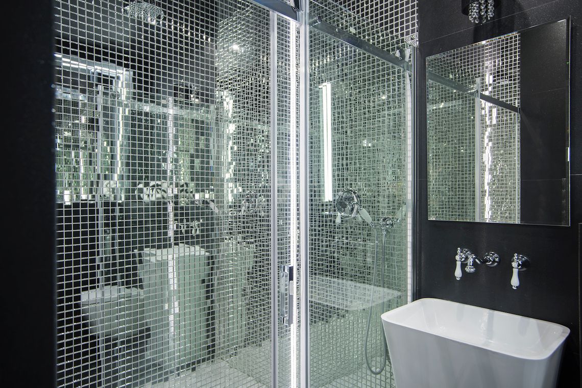 W Warszawie otwarto apartament rodem z "50 twarzy Greya". Świeczki dla romantyków, dla odważnych - łańcuchy