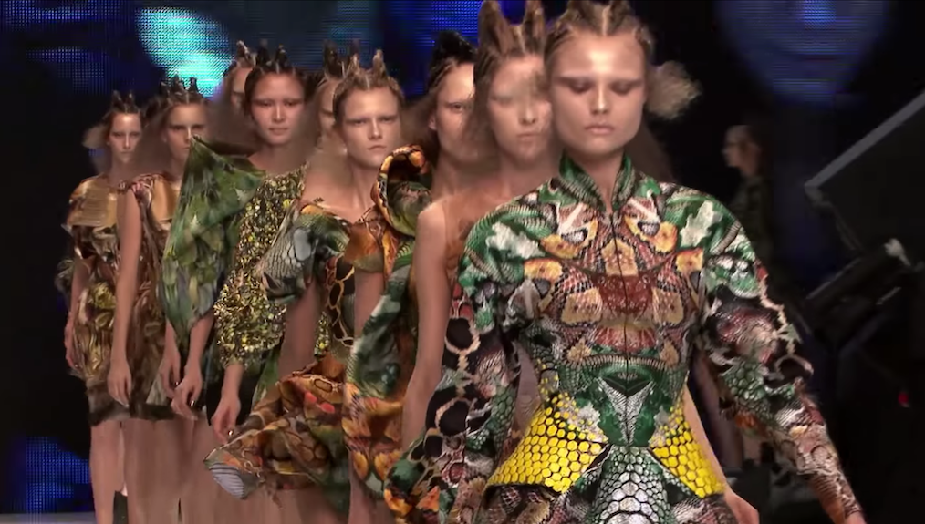 „McQueen” to filmowa biografia rewolucjonisty mody. Szczera do bólu, fascynująca i pięknie zrealizowana