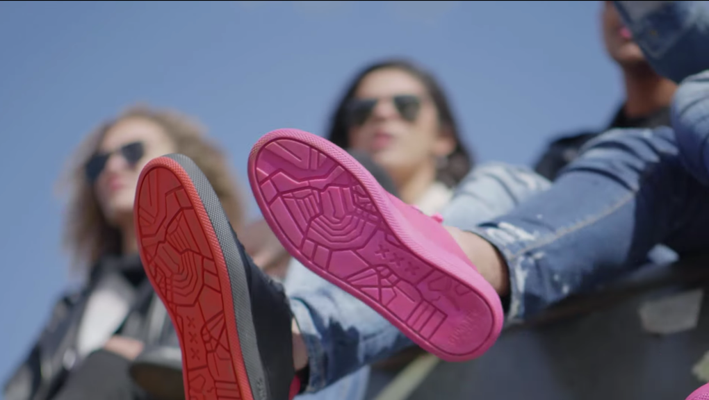 Gumshoe to piękne buty wykonane z gumy do żucia. Stworzono je, by rozwiązać poważny problem miast