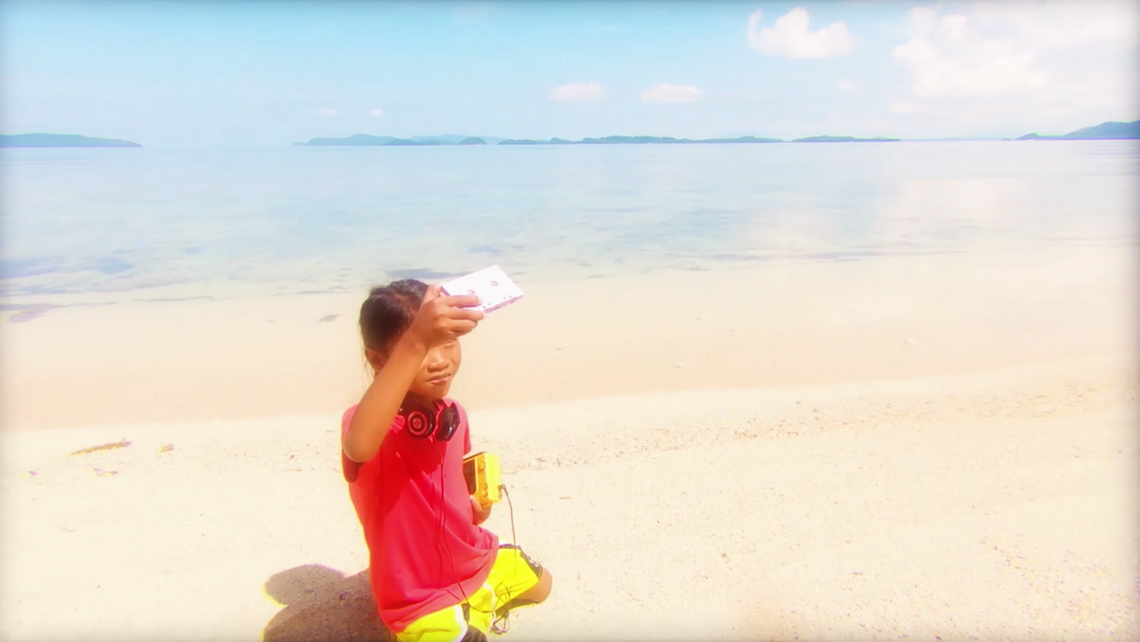 Rajska plaża i dziecięca beztroska w klipie grupy SONAR. Ten kawałek to muzyczny prozac