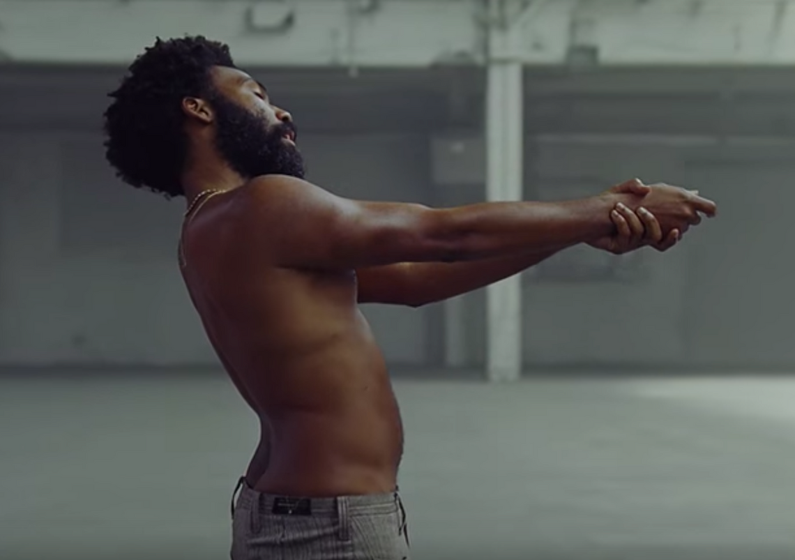 Childish Gambino powrócił. Strzela do ludzi i pokazuje prawdziwe oblicze USA. "This Is America" to godny następca "Redbone"?