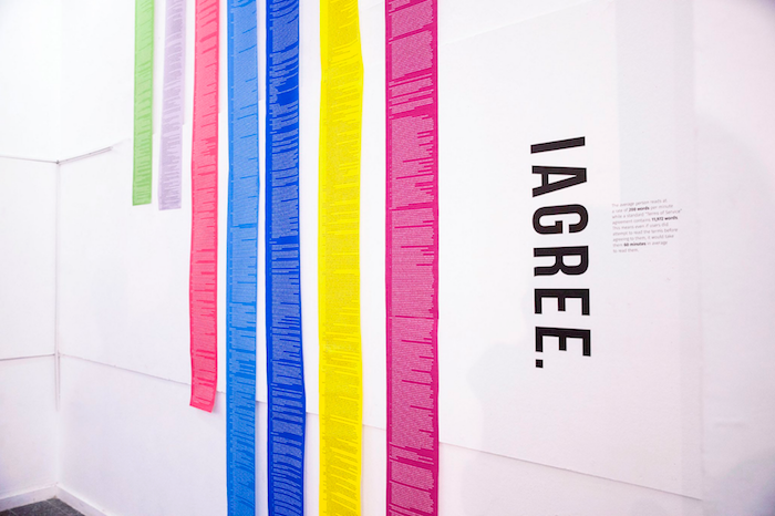 Student stworzył projekt artystyczny, który w dobitny sposób ukazuje absurdy epoki social mediów