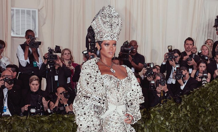 Rihanna pożyczyła nakrycie głowy na Met Galę od... prawdziwego kardynała