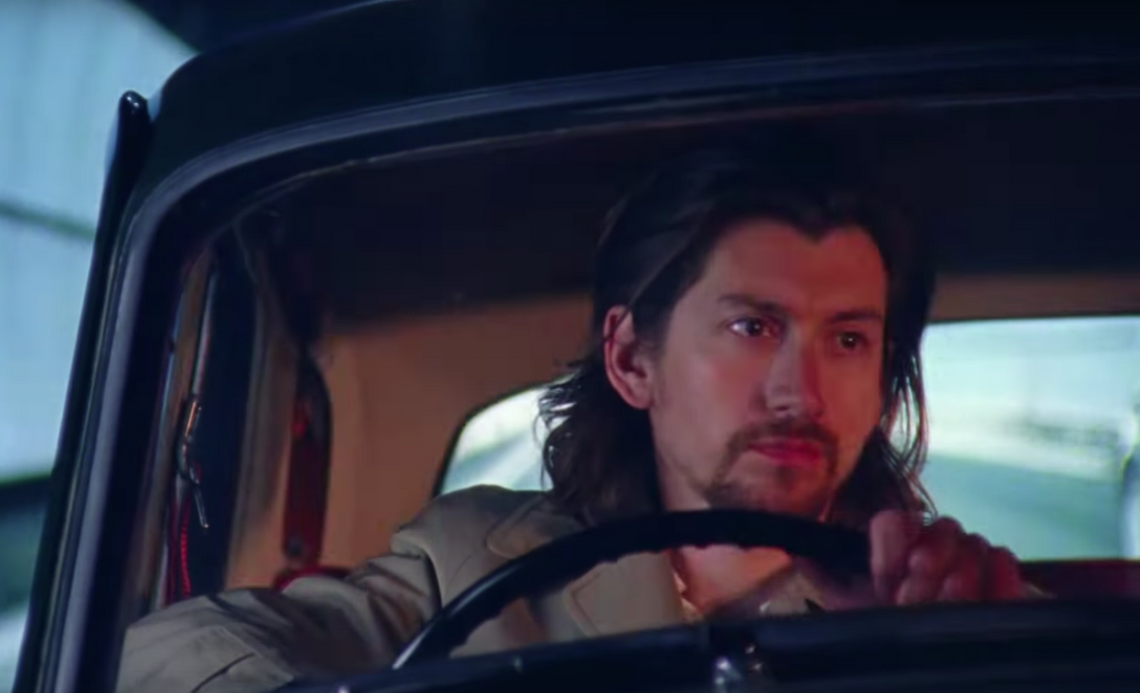 Nowy teledysk Arctic Monkeys! Alex Turner niczym bohater szpiegowskiego thrillera