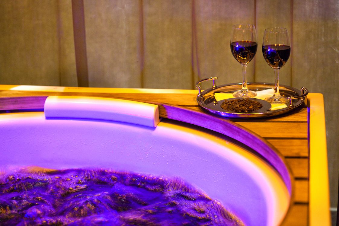 To pierwsze miejsce w Polsce, gdzie można poddać się winoterapii. W relaksie z winem pomogą mazurska przyroda i kojąca cisza