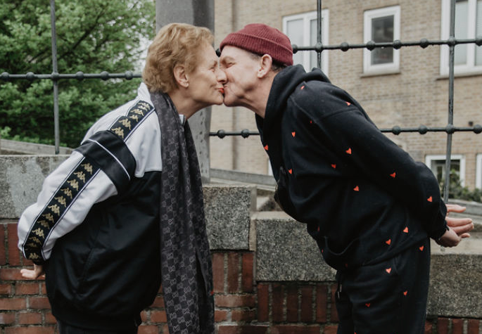 Artystka odtworzyła pierwszą randkę swoich dziadków we współczesnych realiach. Efekt jest przeuroczy