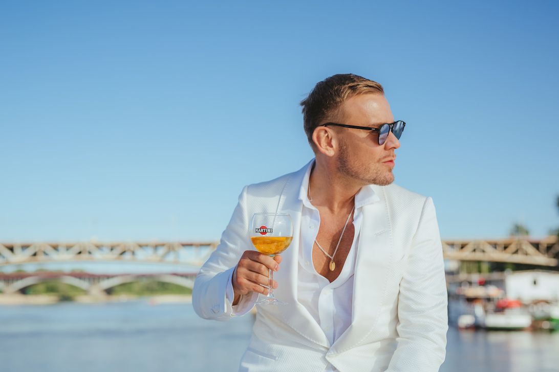 Aperitivo nad Wisłą. Dawid Woliński zaprosił przyjaciół na wyjątkowy rejs z klasycznymi koktajlami