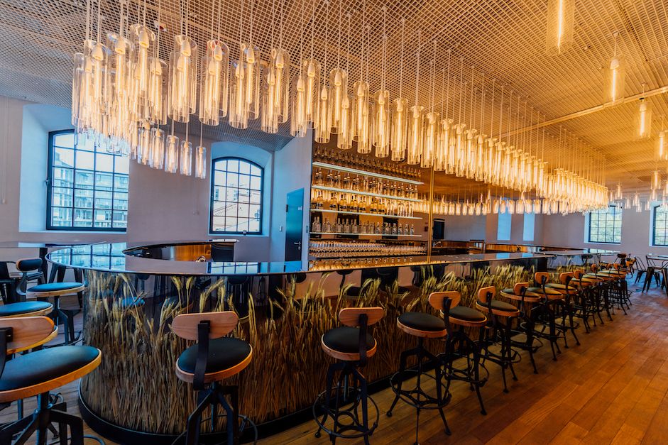 W XIX-wiecznym budynku otwarto Muzeum Polskiej Wódki. Znajduje się tu też efektowny bar