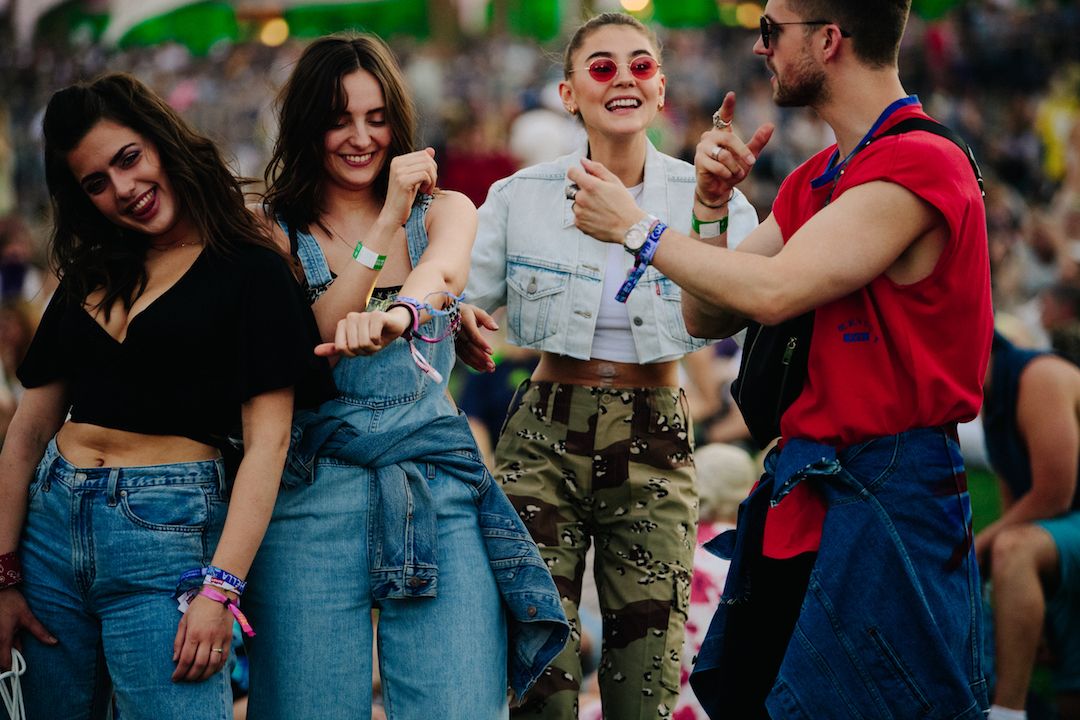 Na letnich festiwalach będzie można customizować jeansy na całego. Z pomocą przyjdą artyści