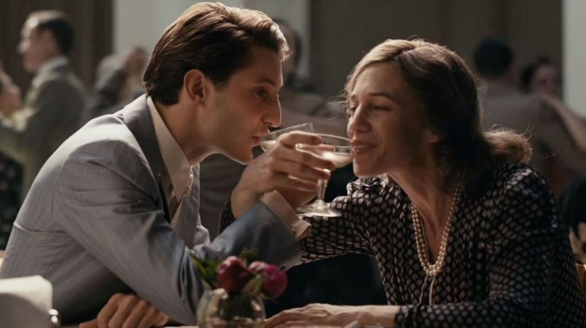 "Obietnica poranka" to film o wybitnym francuskim pisarzu polskiego pochodzenia z Charlotte Gainsbourg w roli głównej