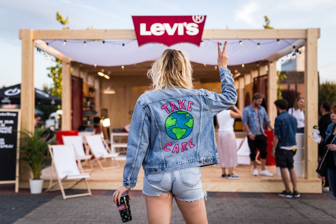 Akcja customizacja Levi'sa na letnich festiwalach uruchomiła jeansową kreatywność. Festiwalowiczom pomagali artyści