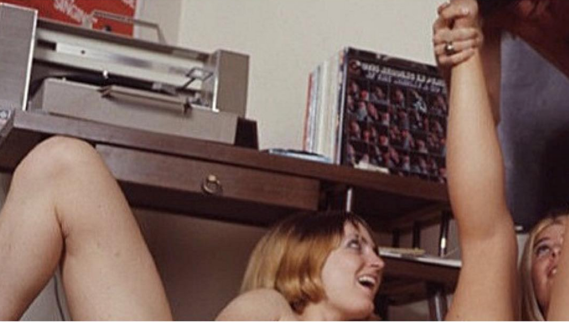 Te kadry ze starych filmów pornograficznych to same perełki. Budzą pożądanie za dawnymi czasami