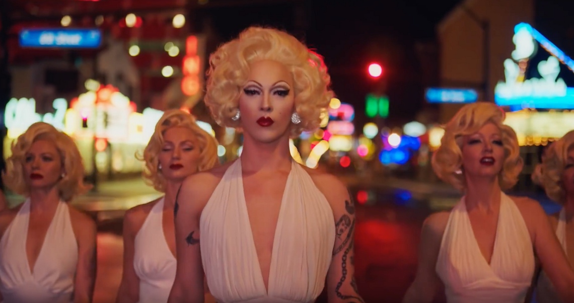 Sen na jawie w neonowym Las Vegas. Zobaczcie efektowne wideo od Prady