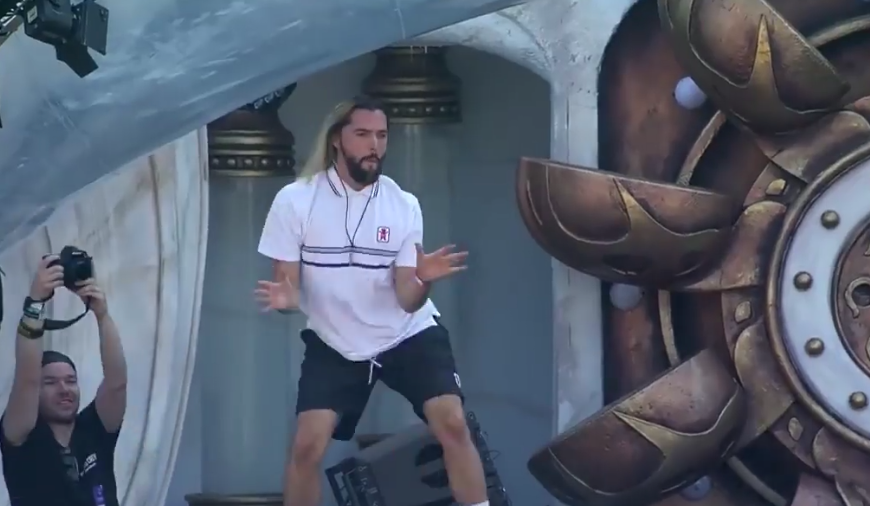 Znany DJ strollował publiczność na jednym z najpopularniejszych elektronicznych festiwali świata [wideo]