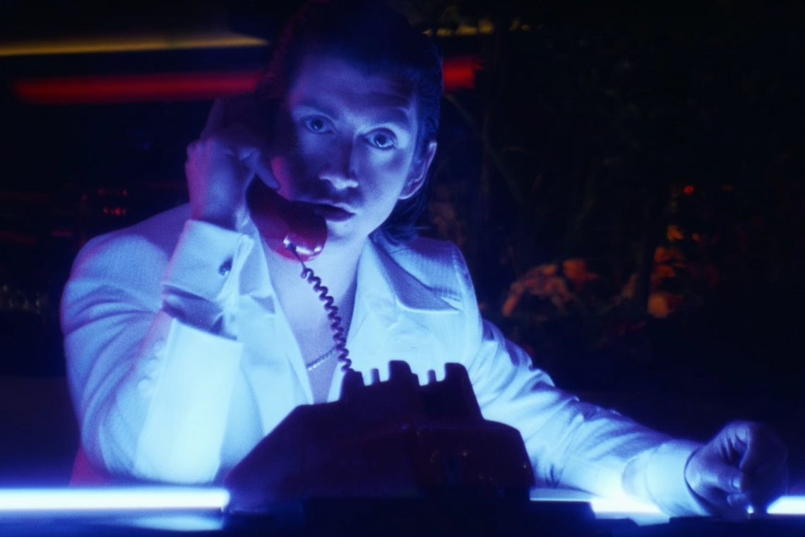 Alex Turner skąpany w neonach i klimacie lat 70-tych. Zobaczcie nowe świetne wideo od Arctic Monkeys