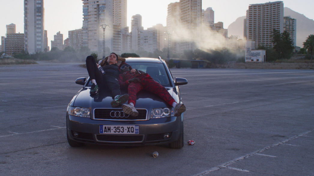 „The World Is Yours” to brawurowa komedia gangsterska o dilerze-mamisynku z muzyką od Jamiego XX [recenzja]