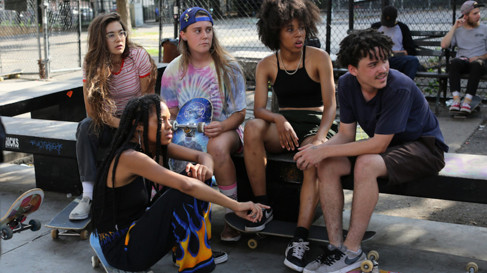 Typowe błędy zwykłej nastolatki. „Skate Kitchen” to obraz młodej dziewczyny, która z przedmieść trafia do wielkiego miasta [recenzja]