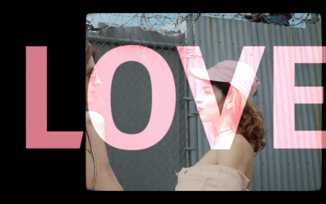 LASS prezentuje "Twin Peaks" - utwór zainspirowany Lynchem i klip opowiadający o fastfoodowej miłości