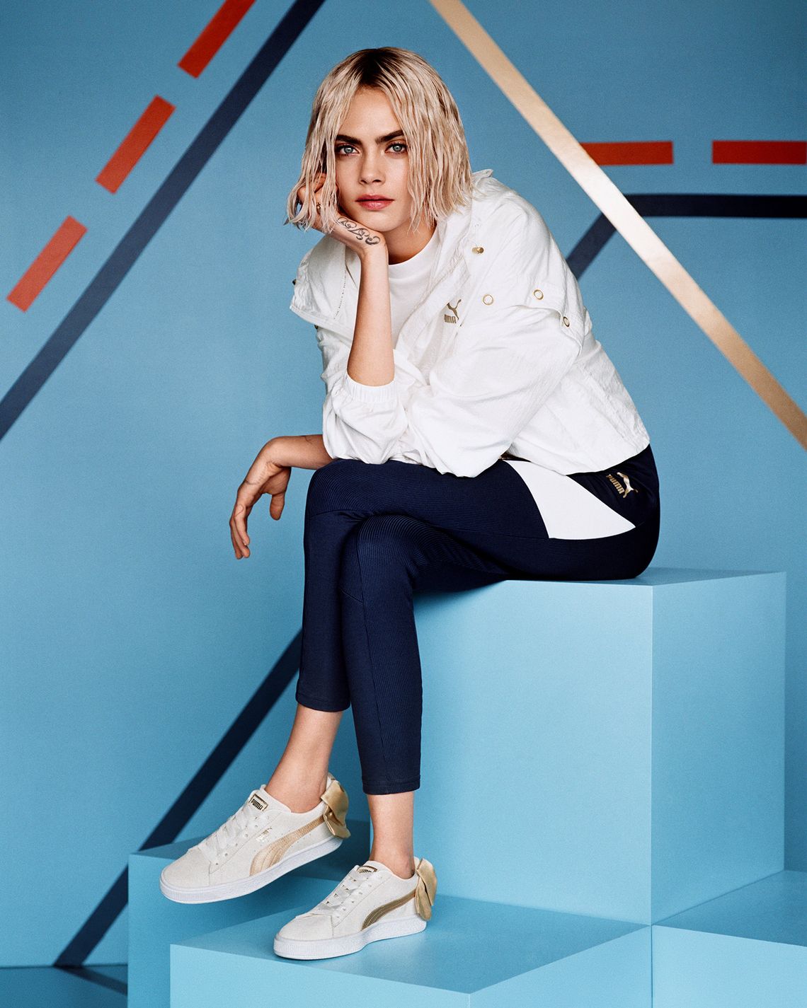 Zjawiskowa Cara Delevingne prezentuje nowy model butów Puma Suede Bow. To klasa sama w sobie