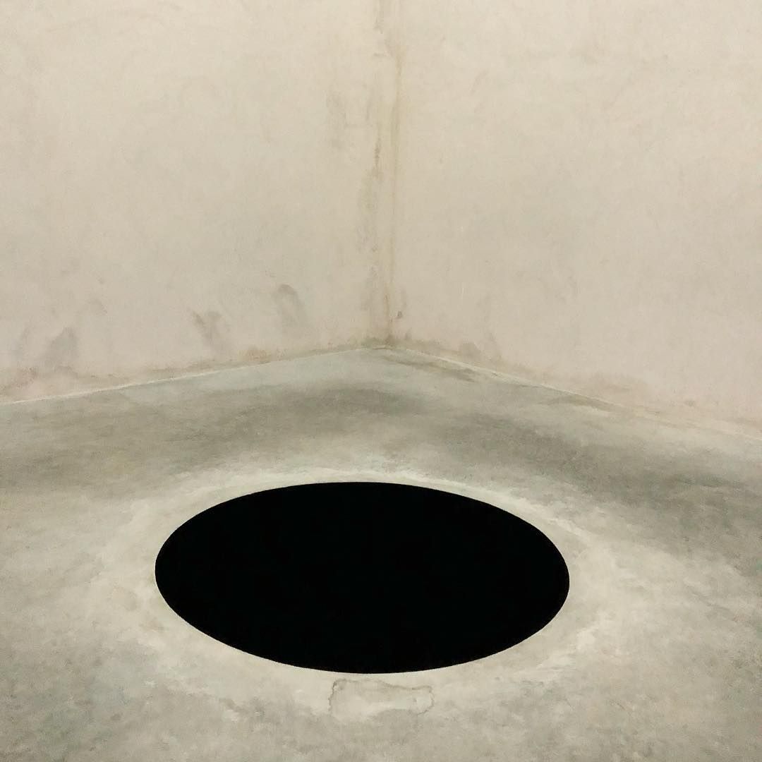 Mężczyzna na wystawie wpadł w dzieło wybitnego artysty i trafił do szpitala