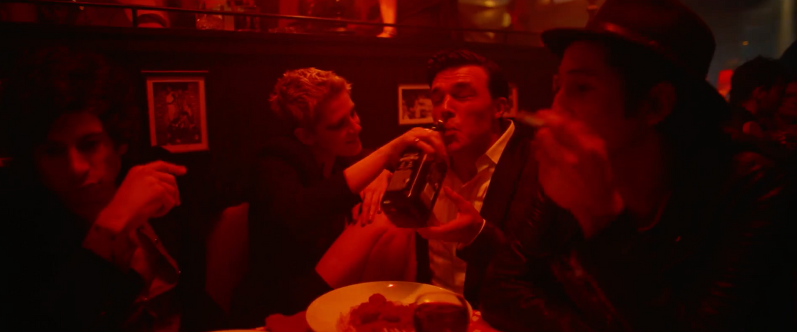 Kristen Stewart jako ostra imprezowiczka w stylowym klipie Interpolu