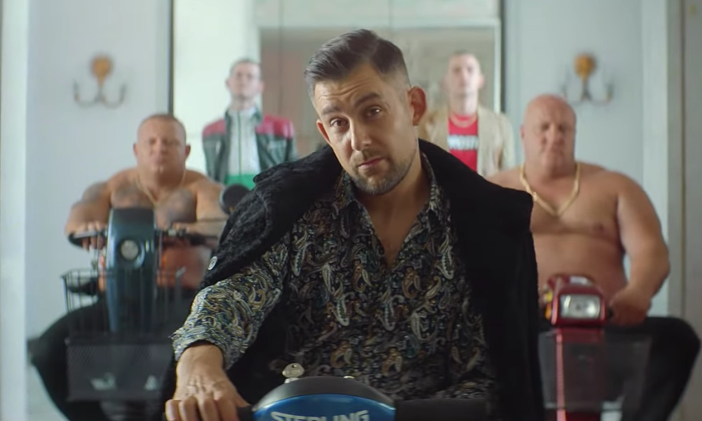 Sokół prześmiewczym teledyskiem daje konkurencji popalić [wideo]