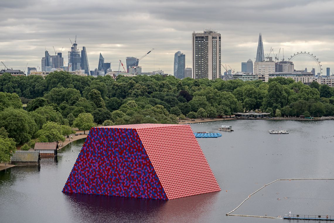 83-letni artysta spełnił marzenie życia i stworzył gigantyczną pływającą rzeźbę z 7,5 tys. beczek