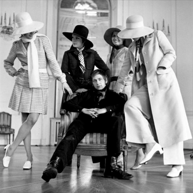 Historyczne stroje, szkice i zdjęcia Mody Polskiej na pierwszej tego typu wystawie w Polsce. Rozmawiamy z Jerzym Antkowiakiem