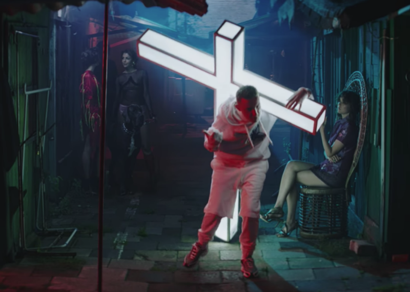 Otsochodzi poleciał w nowym klipie. Mnóstwo znanych twarzy i wizualny rozmach [wideo]