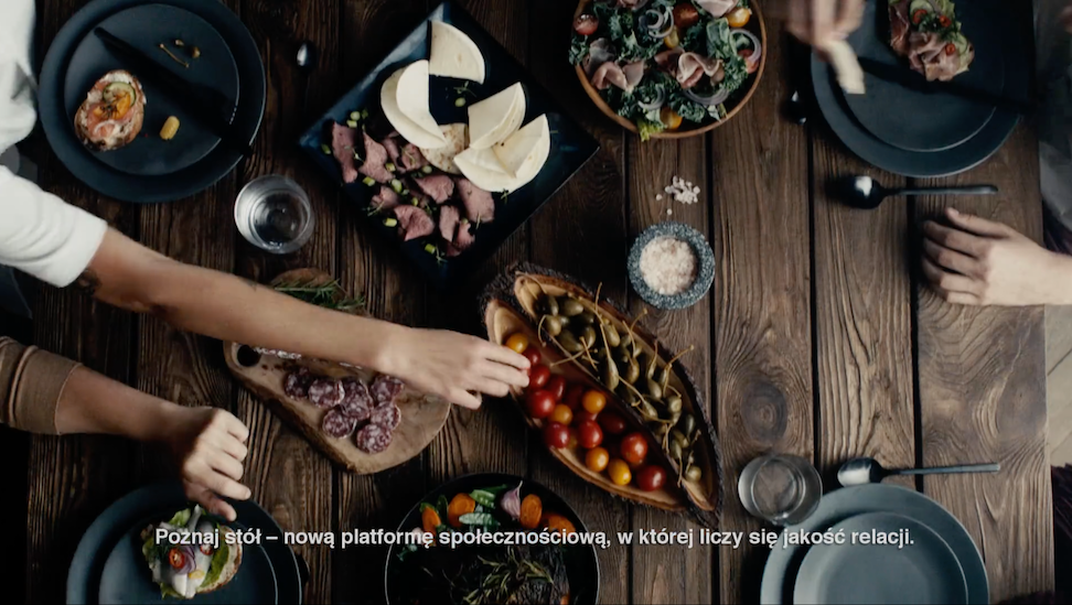 "Stół" to platforma społecznościowa z funkcją toastów i bezpośrednich interakcji z innymi użytkownikami